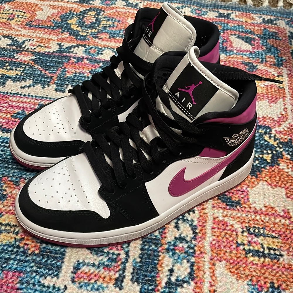 Jordan 1 Mid Magenta women’s size 7